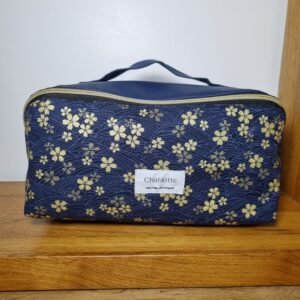 Trousse grande ouverture fleurs bleues brillantes