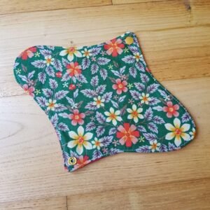 serviette hygiénique lavable fleurs vertes