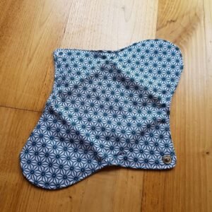 serviette hygiénique lavable formes géométriques bleues