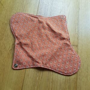 serviette hygiénique lavable formes géométriques oranges