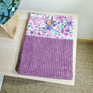 Pochette liseuse fleurs violettes